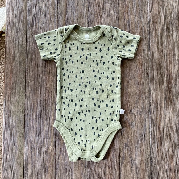 4/$10 Just Born onesie bodysuit 6-9 month - Picture 2 of 5